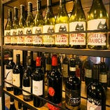 ワイン棚に並ぶ豊富な種類のワイン
