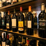 ワイン棚に並ぶ豊富な種類のワイン