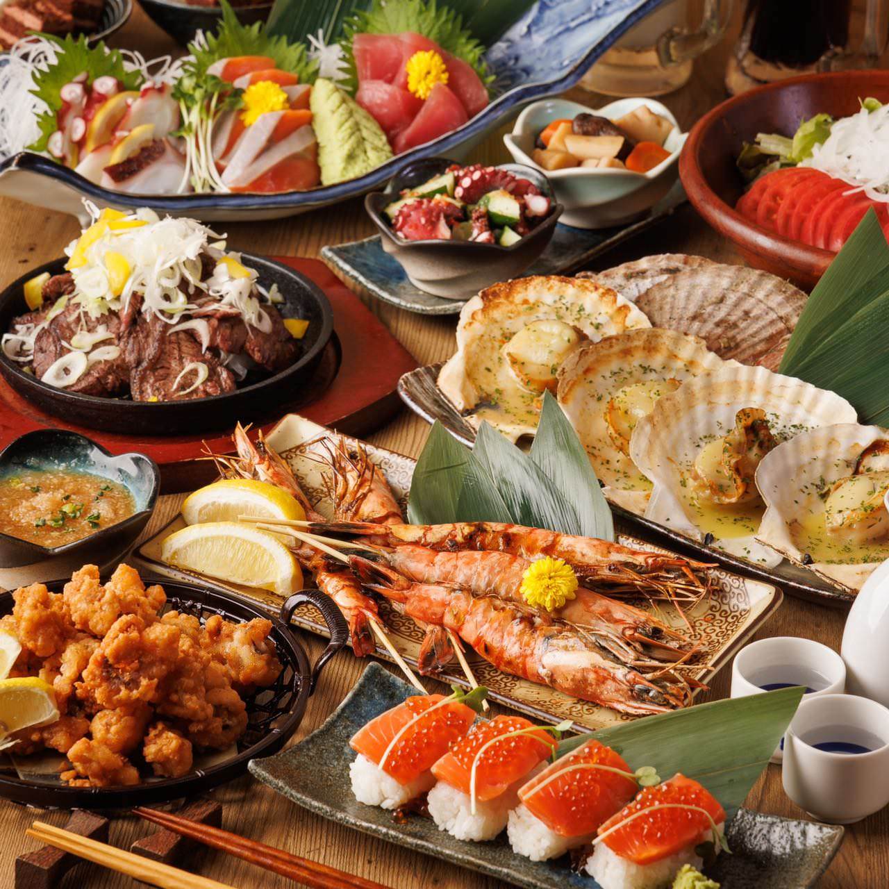 寿司や海鮮料理、揚げ物などが並んだテーブル