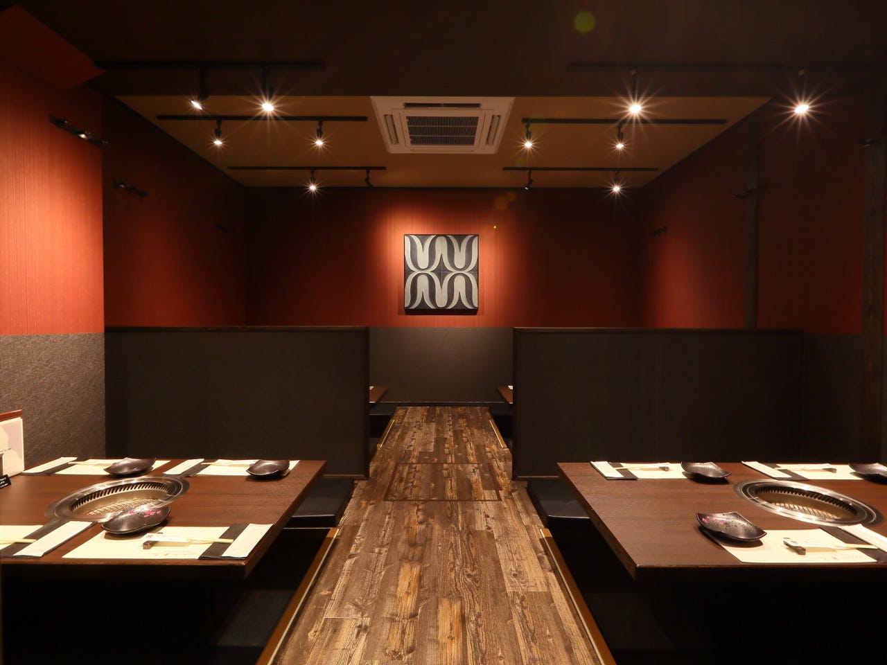 掘りごたつ席とコンロがビルドインされたテーブル