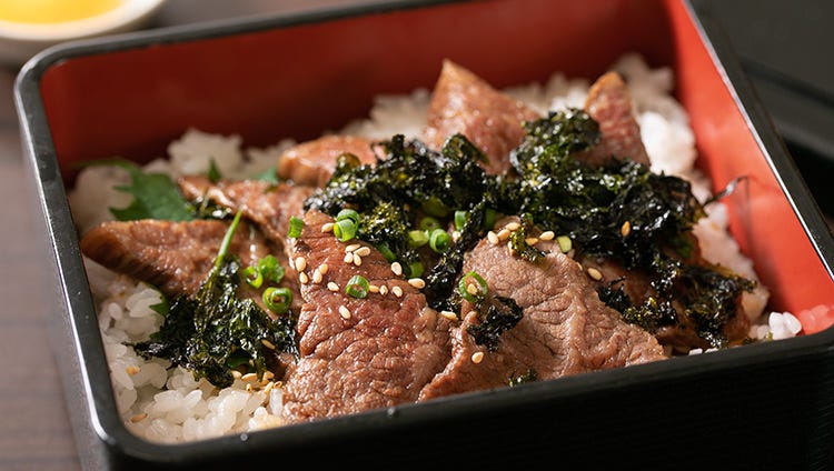 お重にはいった焼肉がのったごはん