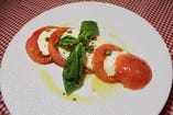 フレッシュトマトとモッツァレラチーズのカプレーゼ