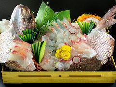 丸ごと一尾箱刺し盛り 真鯛　＜約三人前＞