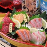 【名物！鶏＆魚】
豪華鶏たたき・海鮮・馬刺しを舟盛りで♪