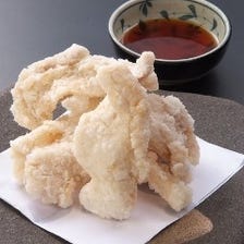 新鮮な鶏肉を使った白い唐揚げ