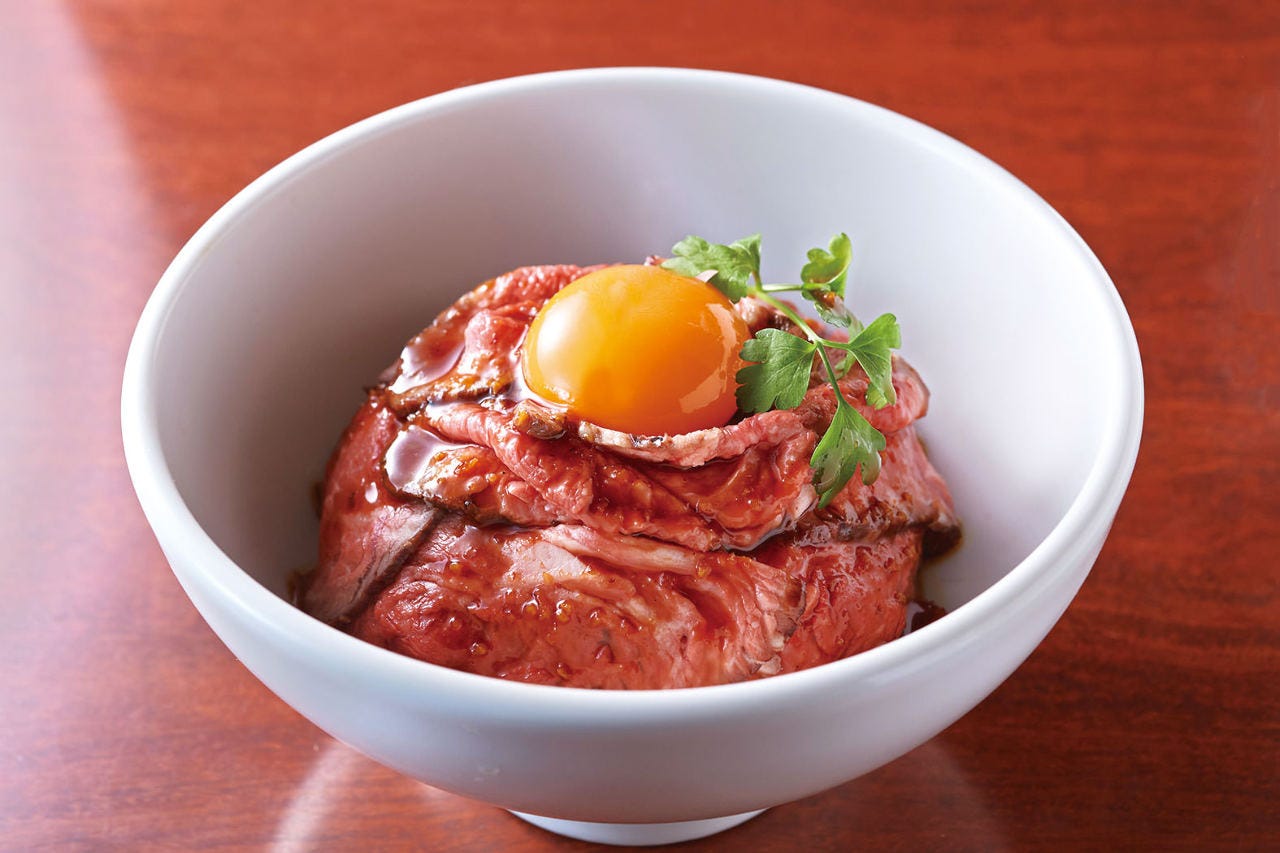 白いお皿にきれいに盛り付けられたローストビーフ丼