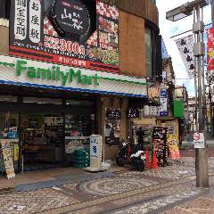 ファミリーマートの2階が、当店「山桜」です。