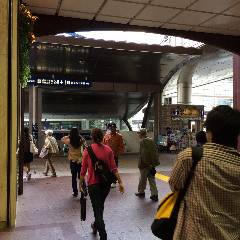 八王子駅北口の改札を出て、階段を降ります。