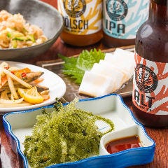 ナンクルナイサきばいやんせー 京橋_[お酒がすすむ"沖縄珍味"]
乾杯のドリンクとともにご注文いただきたい"酒の肴"も各種ご用意しております。定番の人気メニュー『海ぶどう』や『きびなごの南蛮漬け』、沖縄を代表する珍味『とうふよう』や『ミミガー』など、一度召し上がればやみつきになる逸品です。お好みのお酒と一緒にお楽しみください。