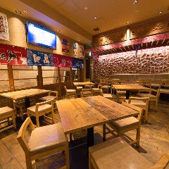 ナンクルナイサきばいやんせー 京橋_[フロア貸切OK！最大30名様まで]
大人数でのご宴会も承っております。テーブルフロアの貸切は最大30名様までご利用OK！使い勝手のいいカジュアルなテーブル席は、忘年会や打ち上げなど大型宴会に最適です。沖縄三線の曲が流れる広々とした店内で、現地の雰囲気を感じながら、自慢のお料理やお酒をご堪能いただけます。