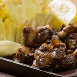 ナンキバ名物『カゴ焼き』。鶏肉を焦がしニンニクと共に香ばしく焼きあげた自慢の逸品です