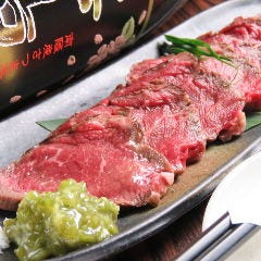 ナンクルナイサきばいやんせー 京橋_[黒樺牛のたたき]
黒樺牛(くろはなぎゅう)は九州地域で生産される銘柄牛肉のひとつ。最高品質の黒毛和牛です。黒毛和牛独自の甘味とやわらかさが味わえます！！