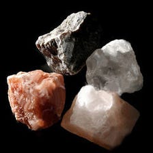 こだわりの塩は5種の岩塩と2種の海塩