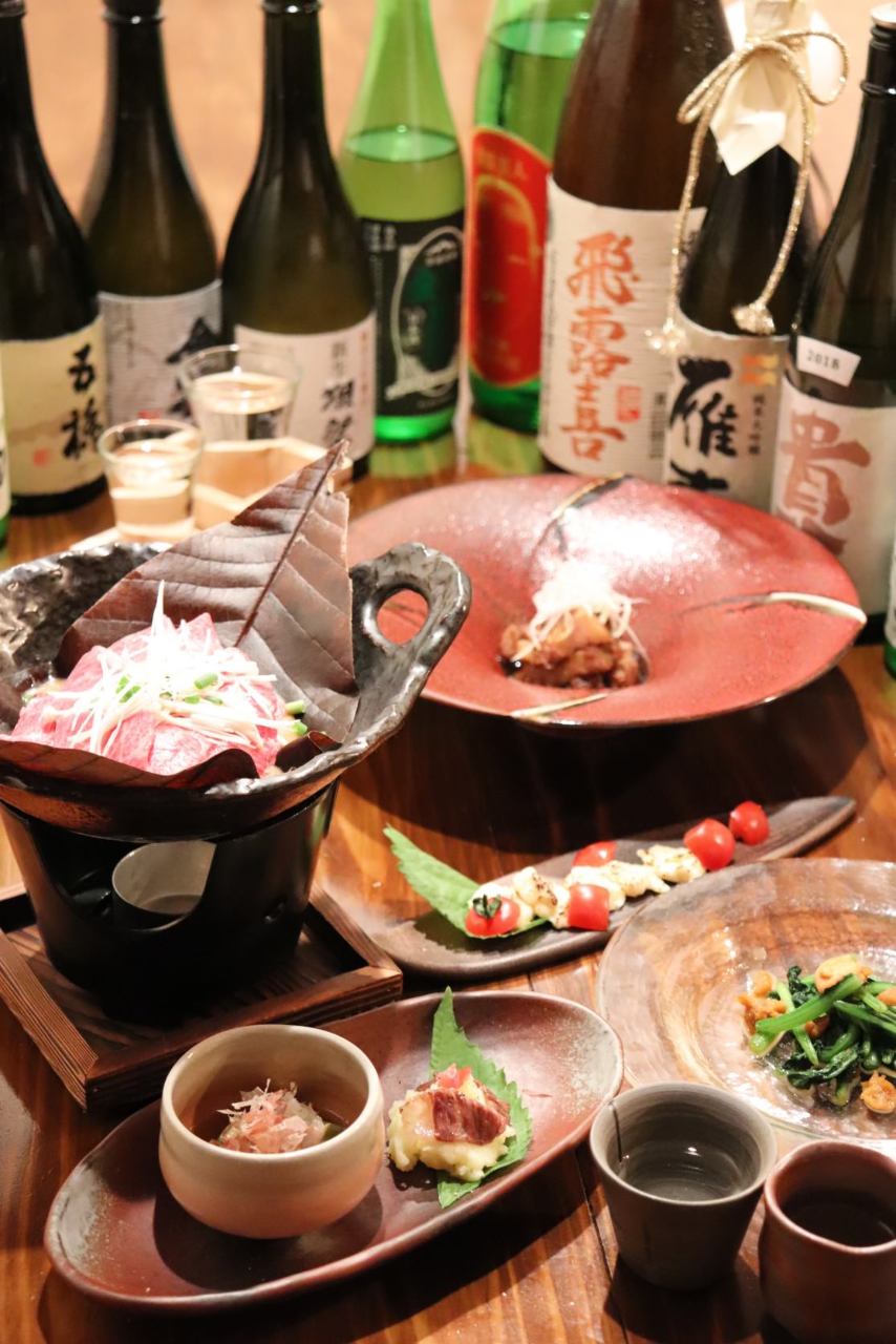 朴葉焼きやお造りの盛り合わせなど、日本酒に合わせた料理