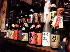 店主自ら選んだ各地の旨い日本酒と焼酎を取り揃えております。
