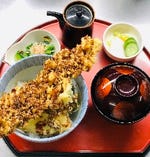 丼からはみ出すほど大きな穴子と海老と野菜天ぷらに秘伝ダレ！