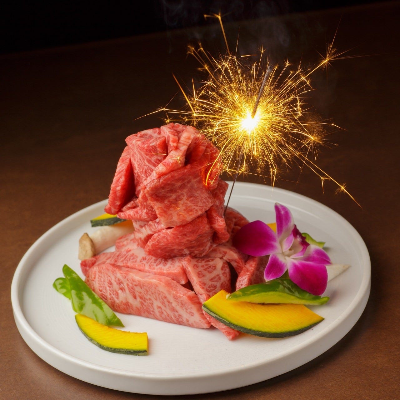 特別な日を華やかに盛り上げる「肉ケーキ」4,000円（税抜）