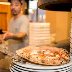 ピッツァ職人が一枚一枚丁寧に焼き上げます。