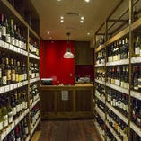 併設ワインショップは、虎ノ門の名店「カーヴ ド リラックス」の姉妹店。日本ワインを始めヨーロッパから新世界までを充実させた常時３００種類前後をご用意。きっとお気に入りの１本に出会えるはずです。