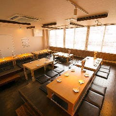 ゆったり寛いでいただける堀ごたつのお席。貸切最大50名様まで。