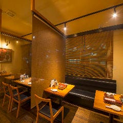 スクリーンで仕切られたオープンなお席で気軽な飲み会を♪