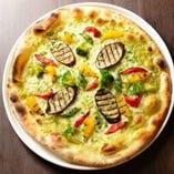 グリル野菜のバジルソースピザ