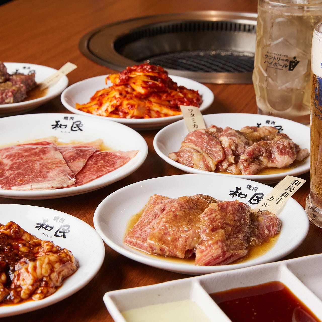 テーブルに並んだ、器に盛られた焼肉用の肉