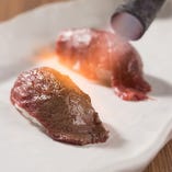 上質なお肉を軽く炙り、シャリを包み込んだ贅沢な「炙りすし」