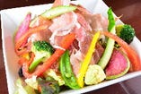 【3】パルマ産生ハムと彩り野菜のサラダ