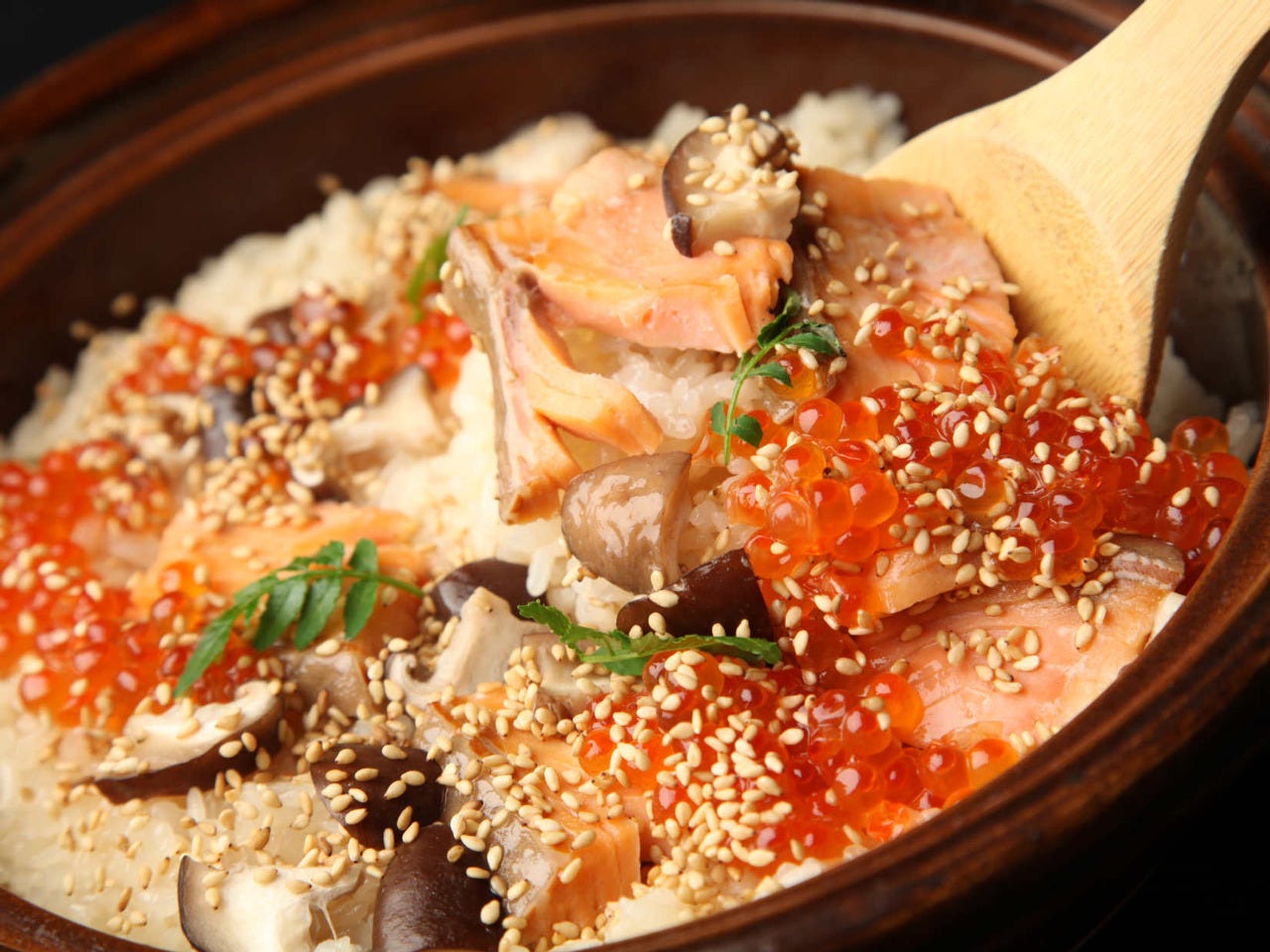 ひらす西京焼きといくらが入ったおひつご飯