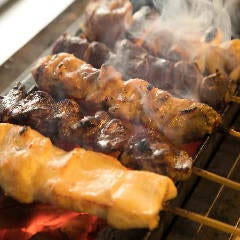 こだわりの焼鶏は素材の味が際立つオリジナルブレンドの塩を使用