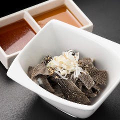 コリコリとした食感がクセになるセンマイ刺しも人気の一品