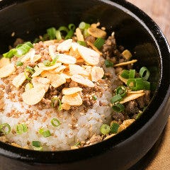 当店オリジナルの石焼ガーリックライスは焼肉との相性バッチリ
