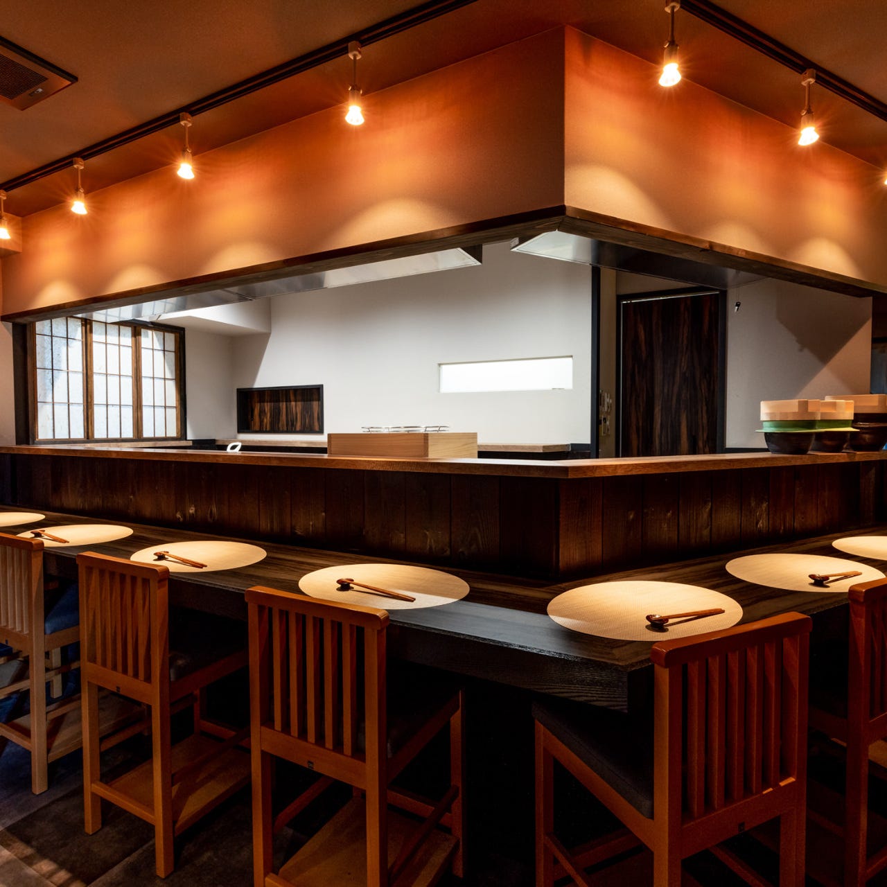 料亭のような高級感がある肉割烹 ささえのL字カウンター