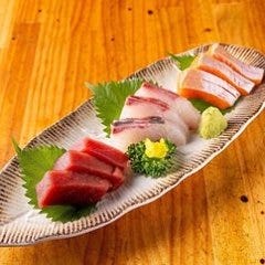 本格中華居酒屋 食べ飲み放題 隆華餃子酒場 川崎駅前店_【2時間飲み放題生ビール付き】絶品海鮮コース 鮮魚の刺身盛り合わせなど全9品 4,000円(税込)