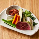 もろ味噌を付けて、生の京野菜をお召し上がりください。