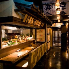 炉端情緒あふれる落ち着いた雰囲気。 ゆったりお寛ぎください。
