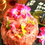 【お祝い特典】
記念日や歓送迎会など主役へのサプライズに♪「肉ケーキ」「ホールケーキ」1,000円(税抜)