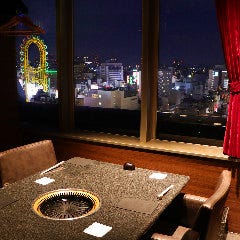 なんばの夜景を一望できるテーブル席やカップル席もございます