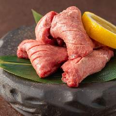 名物のタンは、最も脂ののった柔らかい部位だけを厚切りカット
