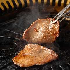 “名物”の名にふさわしい、圧倒的コスパ。必食和牛吟カルビ