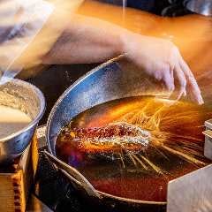 胡麻油の香りと揚げ音が食欲をそそります。