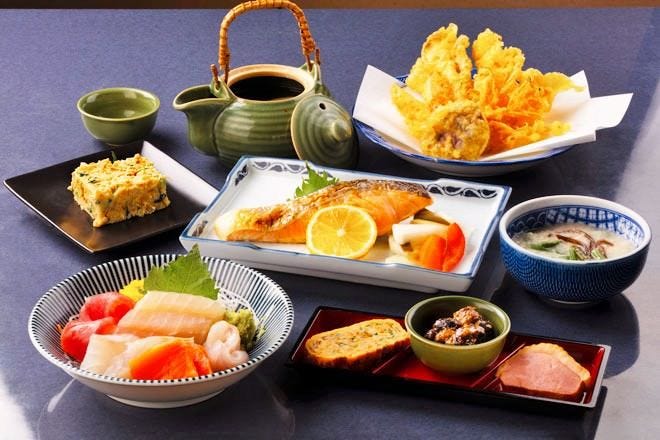 夏の伝統野菜が豊富です。山菜と日本海のお魚の会席料理豊富