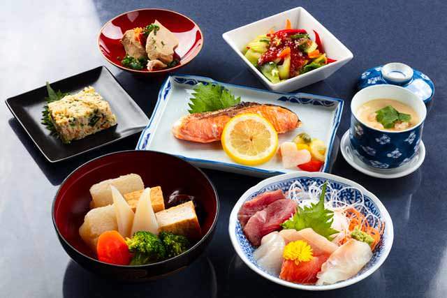 日本海朝どれ魚や信州郷土食などローカル色豊かな会席料理。 