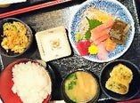 刺身定食　（日本海朝どれ刺身５種盛、小鉢２品、香の物）