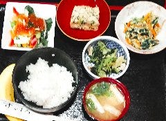野菜小鉢定食　今日のお好み小鉢の野菜料理を４品選択　(ご飯お好み量、熱々みそ汁、フルーツ付き）
