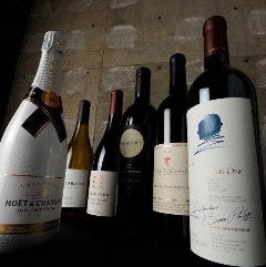 すべてのワインを適温で保存しお肉に負けないワインをセレクト。