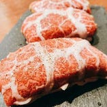 【スーパーミート】
肉を肉で巻いたレア焼き牛肉グルメです。