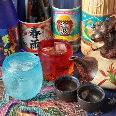 泡盛や古酒を豊富に用意。 ここまでの取り揃えは当店ならでは