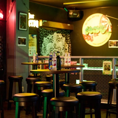 Darts Cafe GROVE 関内店_ハワイアン空間が素敵なテーブルのお席